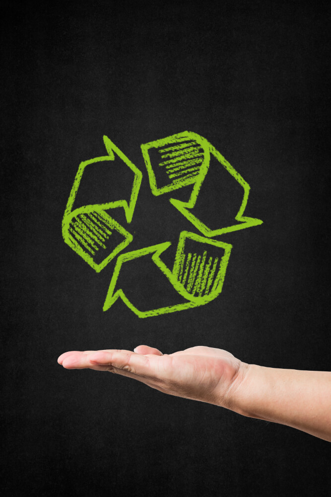 Widoczny kosz na śmieci z logiem recyklingu.
